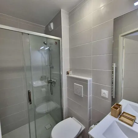 Apartament Moderne 4 Pieces, Climatise, Parking,
